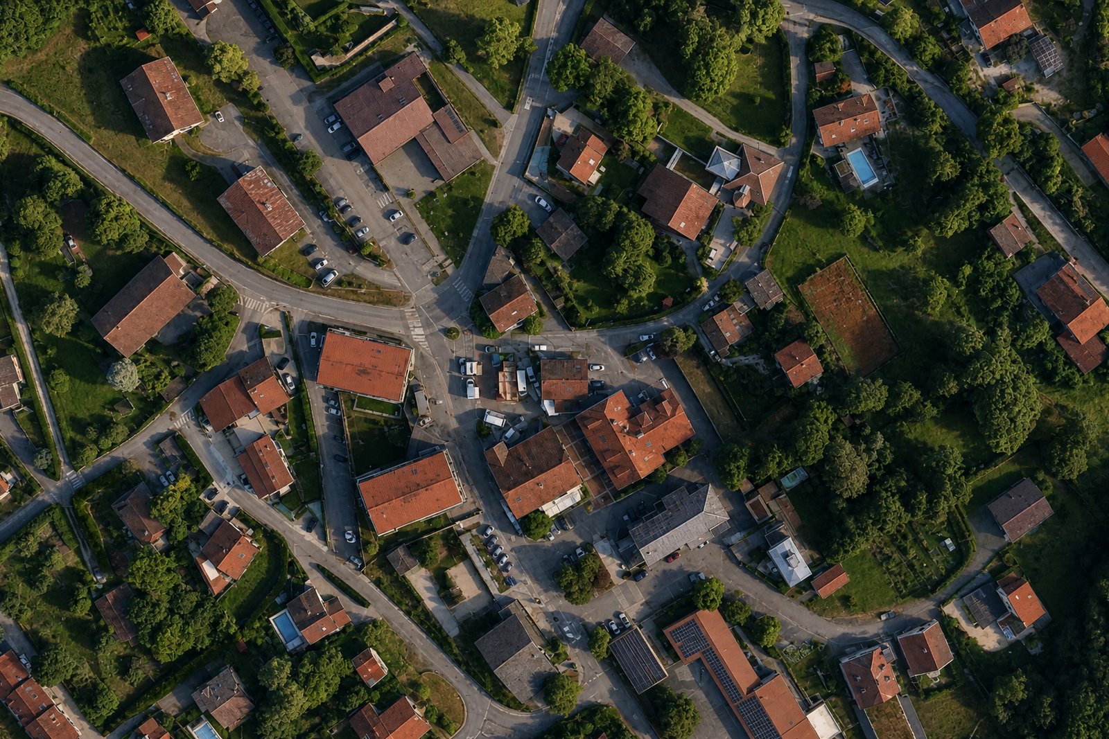 Vue aérienne réaliste d'un quartier résidentiel, générée par Vue de situation depuis une capture satellite